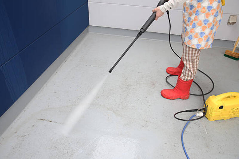 bersihkan - membersihkan lantai dengan jet cleaner potret stok, foto, &amp; gambar bebas royalti