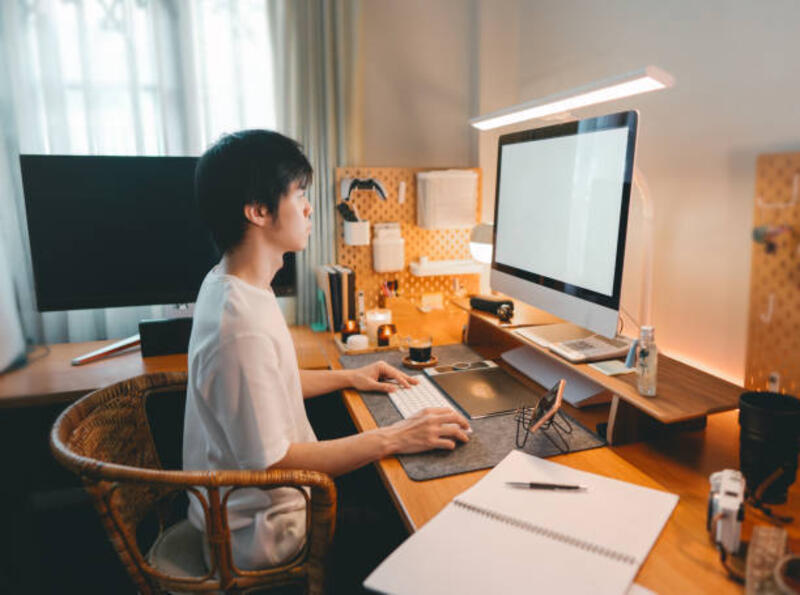 pria asia lepas bekerja di rumah kantor modern ruangan nyaman menghangatkan pencahayaan lingkungan - cozy home office potret stok, foto, & gambar bebas royalti
