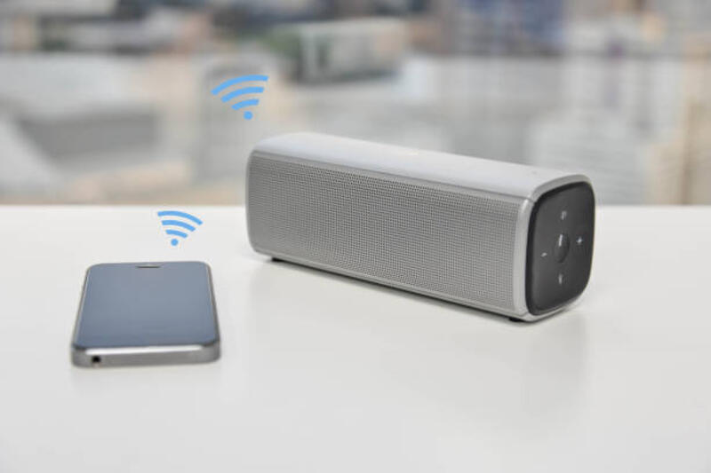 speaker bluetooth yang terhubung dengan ponsel - speaker bluetooth potret stok, foto, & gambar bebas royalti