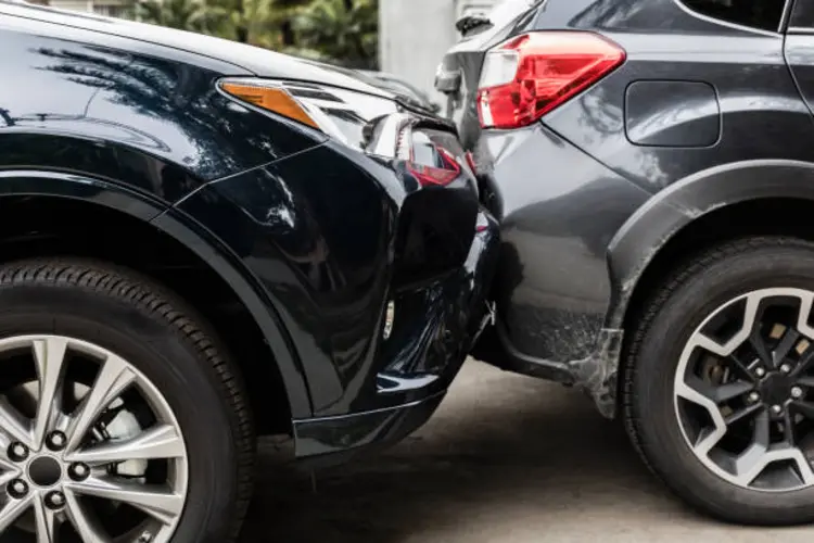Apa yang Harus Dilakukan Kalau Mobil Kita Ditabrak? Pastikan Hal Ini