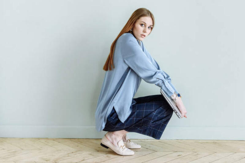 woman-model-posing-with-laptop-sitting-against-wall-background.jpg (612×408)
