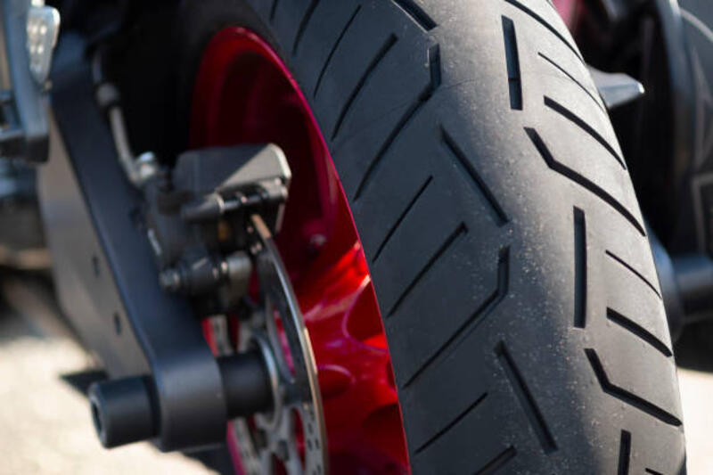 ban sepeda motor - motorcycle tires potret stok, foto, & gambar bebas royalti