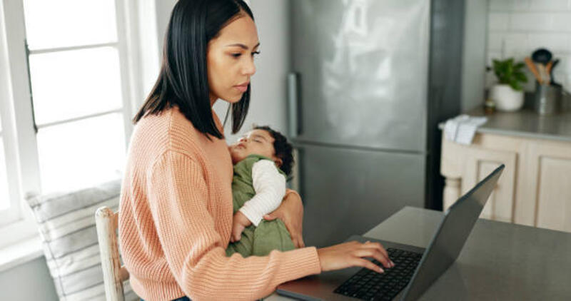 ibu, bayi, dan laptop di dapur untuk pekerjaan jarak jauh, membaca email dan laporan bisnis dengan spreadsheet. wanita, bayi baru lahir dan teknologi di rumah untuk freelance, panggilan video dan penelitian sebagai pengusaha - work mom with baby potret stok, foto, &amp; gambar bebas royalti