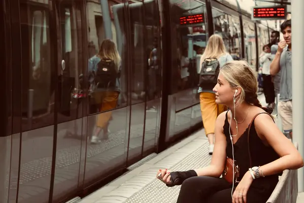 Wajib Tahu! 3 Momen Penting Melepas Earphone di Stasiun