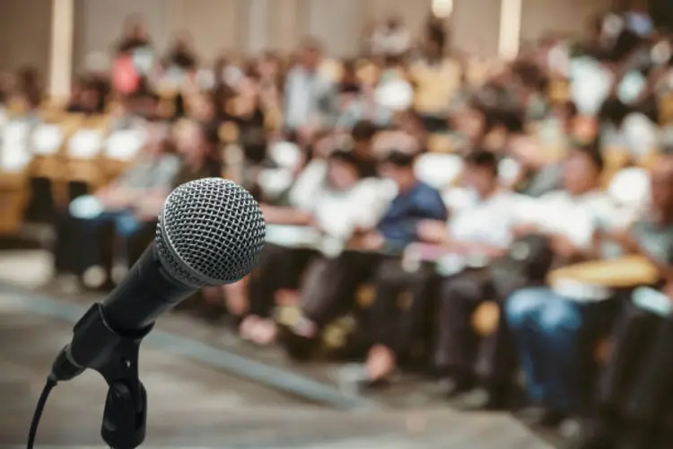 Gugup Saat Bicara di Depan Umum? Ini Tips Public Speaking yang Bisa Kamu Terapkan