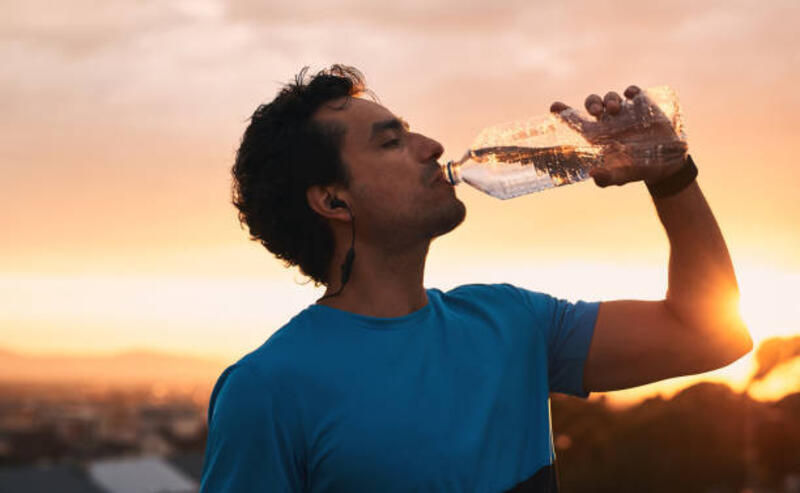 bahan bakar latihan anda dengan air - drinking water potret stok, foto, &amp; gambar bebas royalti