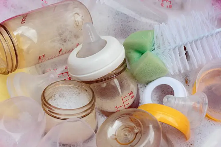 5 Kesalahan Umum Saat Mencuci Botol Susu Bayi, Perhatikan Ya Moms!