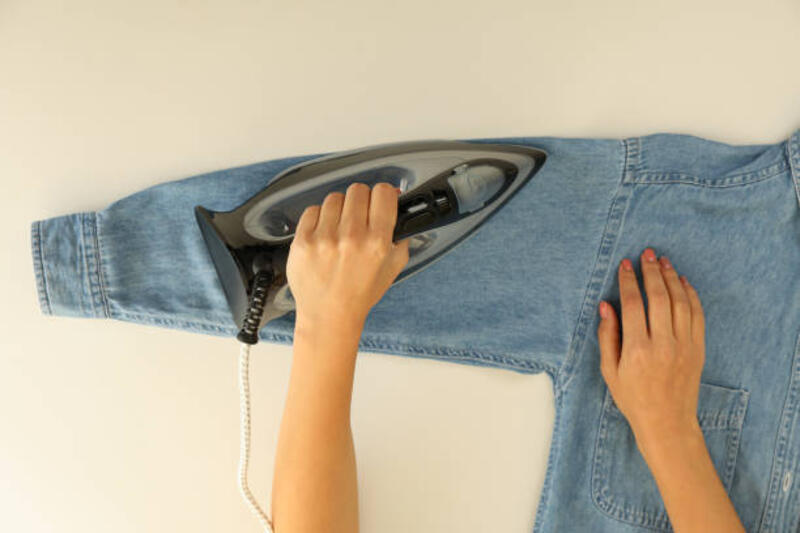wanita-menyetrika-kemeja-dengan-besi-di-atas-meja-putih.jpg (612×408)