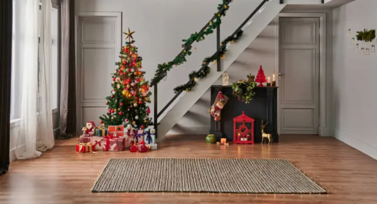 5 Ide Dekorasi Tangga dengan Garland Natal, Cantik dan Instagramable!