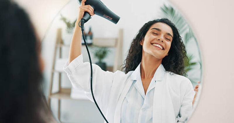 wanita, pengering rambut dan perawatan rambut dengan cermin untuk kontrol kusut, perlakuan panas atau senyum untuk rutinitas sehari-hari. rumah, orang wanita atau senang dengan alat listrik untuk gaya, tekstur atau pertumbuhan dengan refleksi - menggunakan hair dryer potret stok, foto, &amp; gambar bebas royalti
