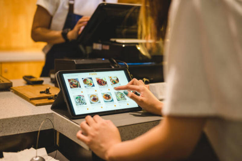 pelanggan-wanita-membeli-makanan-di-tablet-digital-di-konter-kasir.jpg (612×407)