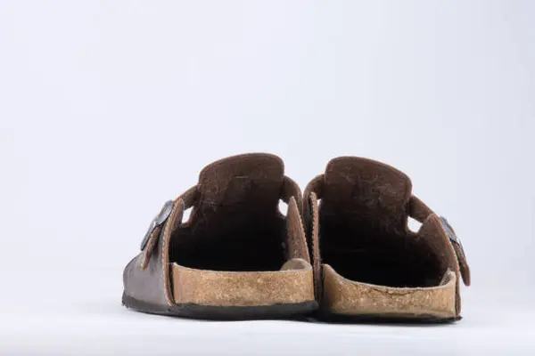Alternatif Sepatu Kasual Classy dengan Clogs Synthetic Leather