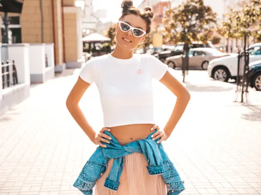 5 Ide Mix and Match Kaos Putih yang Stylish Untuk Berbagai Acara