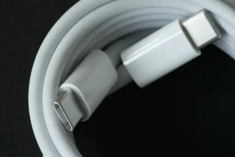 Kenapa Banyak HP Beralih ke Kabel Data C to C? Ini Dia Alasannya!