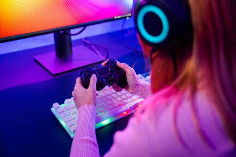 gamer menggunakan pengontrol joystick untuk turnamen virtual memainkan video game online - joystick pc potret stok, foto, &amp; gambar bebas royalti