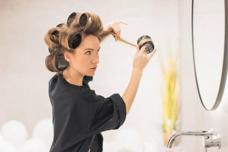 wanita memutar-mutar rambut. pengeriting - rol rambut potret stok, foto, &amp; gambar bebas royalti