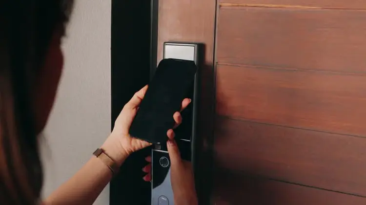 Ragu Keamanan Smart Door Lock? Simak Jaminan 3 Fitur Ini