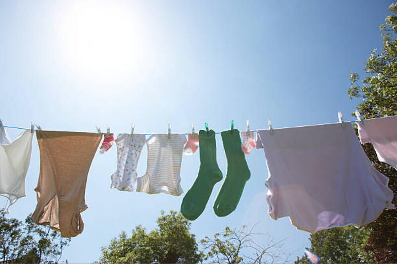 washing-on-line-one-pair-of-green-socks.jpg (612×408)