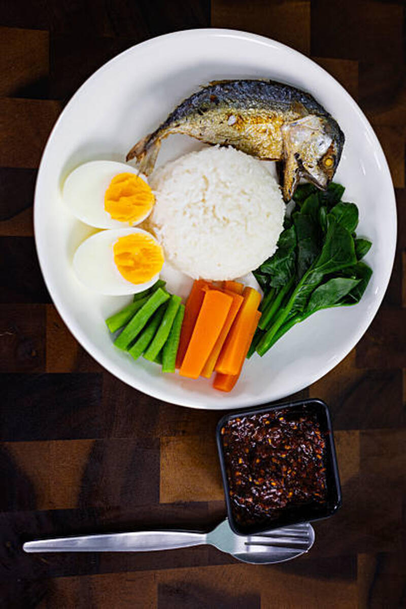 nasi kukus dengan pasta cabai makarel goreng - nasi telur kukus potret stok, foto, &amp; gambar bebas royalti
