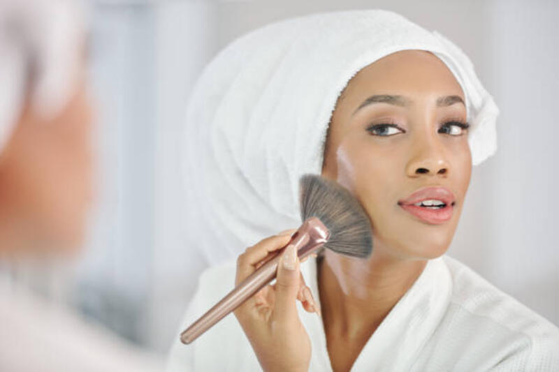 wanita-kulit-hitam-menerapkan-make-up.jpg (612×408)