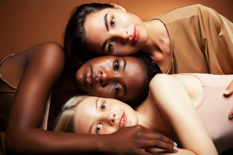 muda cantik asia, kaukasia, afro wanita berpose ceria bersama-sama pada latar belakang coklat, gaya hidup beragam konsep orang kebangsaan - skintone potret stok, foto, &amp; gambar bebas royalti