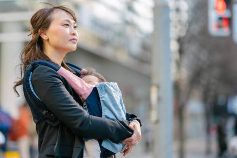 potret ibu yang bekerja percaya diri dengan bayinya - membawa bayi jalan jalan potret stok, foto, &amp; gambar bebas royalti
