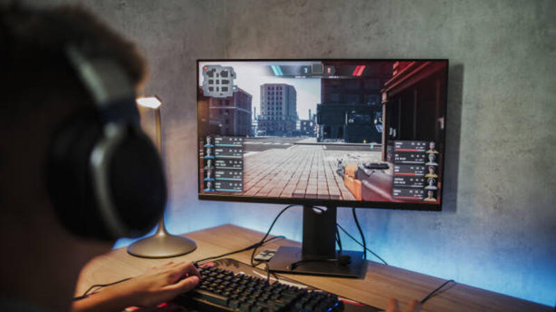remaja kaukasia memainkan penembak orang pertama 3d di pc di rumah - playing game on pc potret stok, foto, & gambar bebas royalti