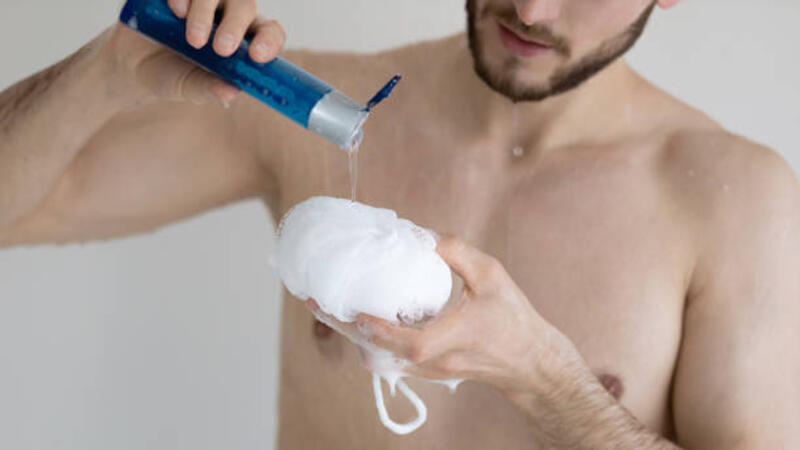 close up man menerapkan gel pelembab pada puff mandi halus - men body wash potret stok, foto, &amp; gambar bebas royalti