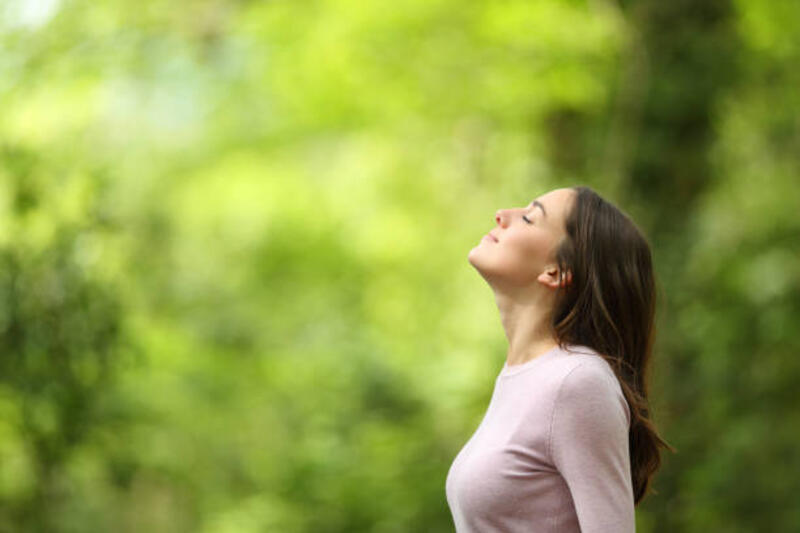 wanita-santai-menghirup-udara-segar-di-hutan-hijau.jpg (612×408)