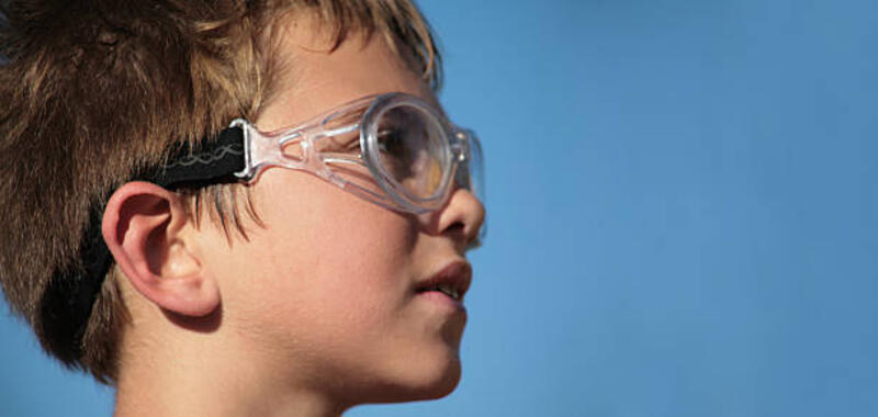anak laki-laki dengan kacamata diikat di kepalanya terlihat ke masa depan - eyeglass for sports potret stok, foto, & gambar bebas royalti