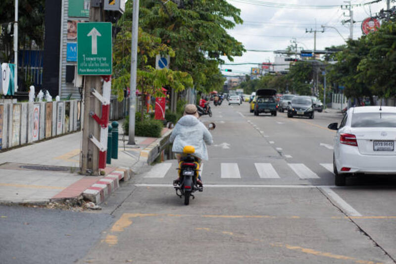 wanita senior thailand mengendarai sepeda motor listrik - electric motorcycle potret stok, foto, & gambar bebas royalti