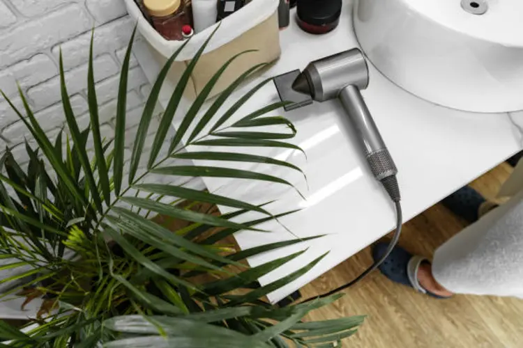 Pakai Hair Dryer di Kamar Mandi? Ini Cara Aman Menggunakannya Biar Nggak Kesetrum!