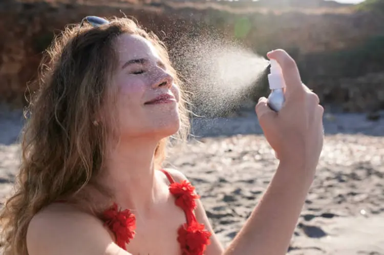 6 Perbedaan Sunscreen Spray dan Sunscreen Lotion, Sudah Tahu?