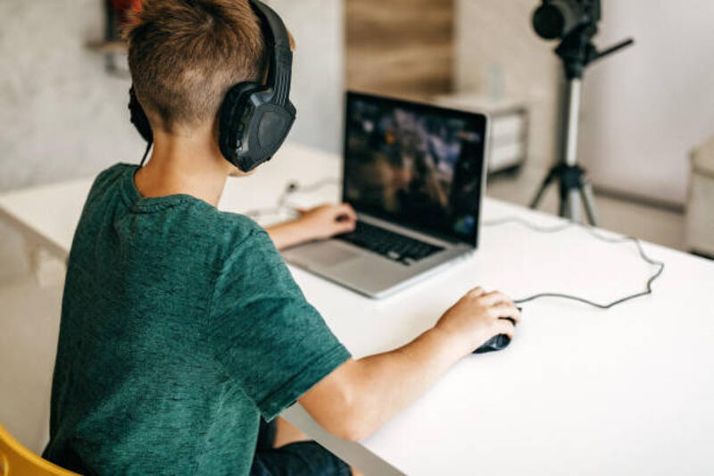 kid-merekam-gameplay-nya-untuk-vlog.jpg (612×408)