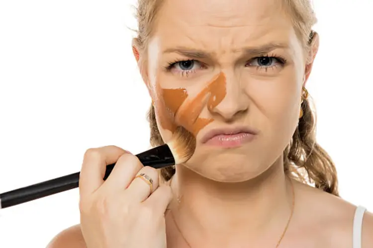 5 Tanda Foundation Kamu Salah Shade dan Cara Mengatasinya