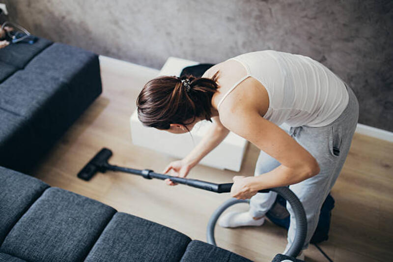gadis melakukan pekerjaan rumah - home vacuum cleaner potret stok, foto, & gambar bebas royalti