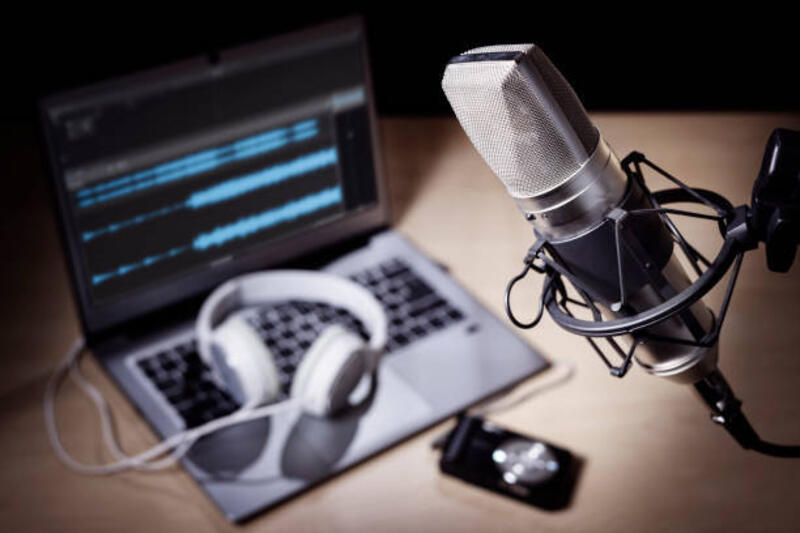 komputer mikrofon dan laptop podcast di studio rekaman - webcam and microphone potret stok, foto, & gambar bebas royalti