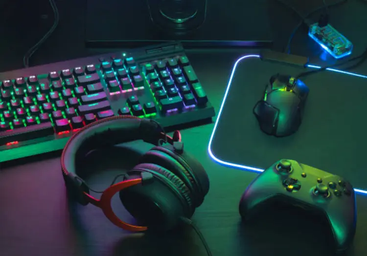 Andalan Gamer Casual! Kombinasi Gamepad dan Headphone Gaming Bikin Main Game Jadi Lebih Seru