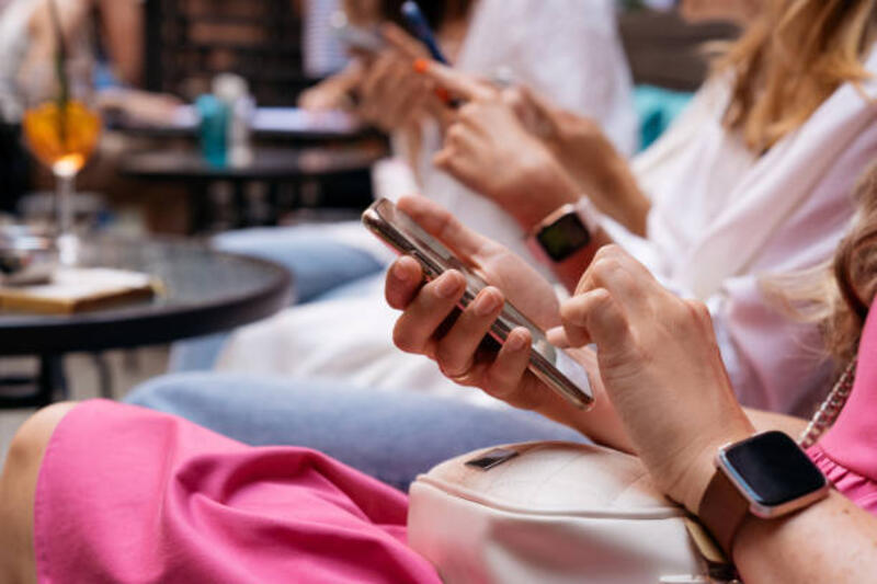 close-up-of-two-women-sitting-in-a-cafe-using-mobile-phones.jpg (612×408)