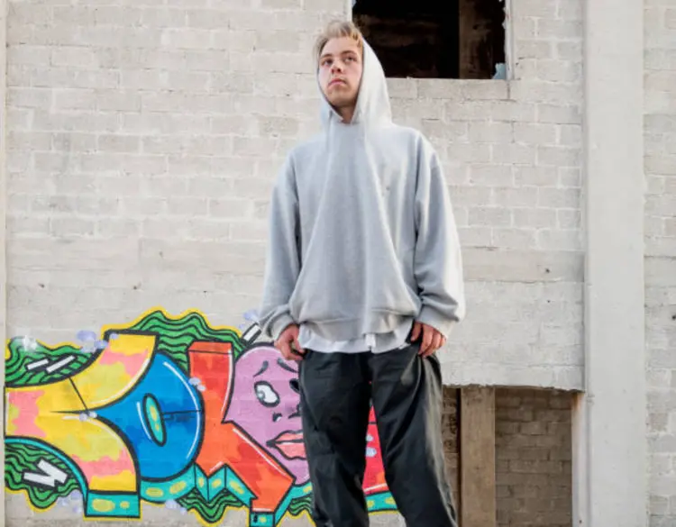 10 Tips Styling Hoodie Supaya Terlihat Stylish Tanpa Ribet!