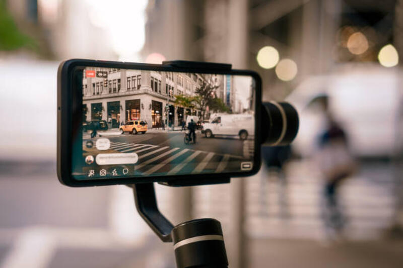 pria-melakukan-video-langsung-dengan-telepon-dengan-stabilizer-di-ny.jpg (612×408)