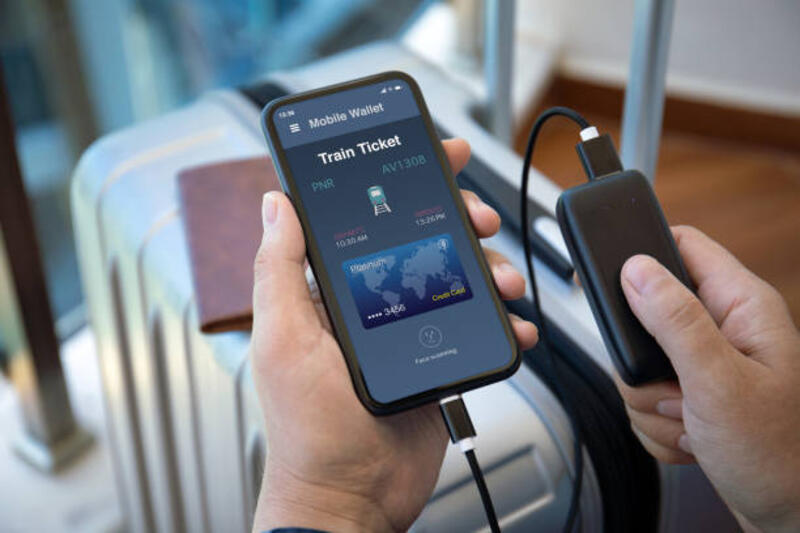 pria tangan memegang telepon dengan aplikasi tiket kereta pembayaran online - powerbank at train potret stok, foto, &amp; gambar bebas royalti