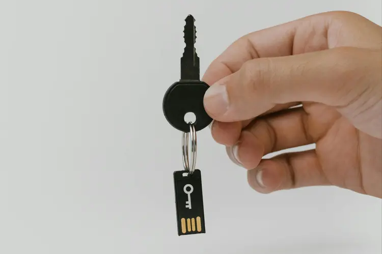 Flashdisk vs Cloud, Mana yang Lebih Worth It Buat Simpan Data Kamu?