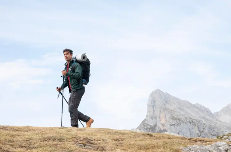 15 Perlengkapan Wajib Buat Kamu yang Suka Naik Gunung