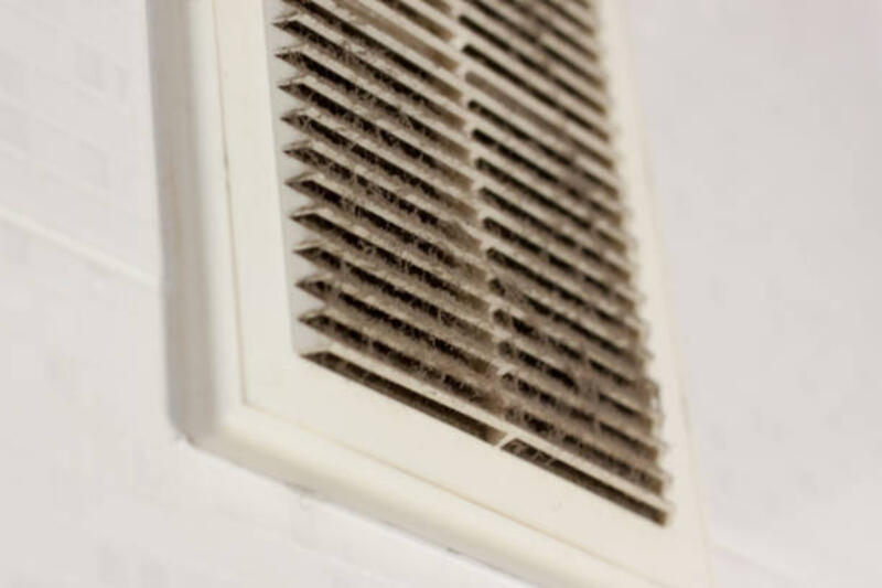 membersihkan debu plastik ventilasi. filter benar-benar tersumbat oleh debu dan kotoran. ventilasi kotor di dalam ruangan. layanan desinfeksi. - exhaust fan at room potret stok, foto, & gambar bebas royalti
