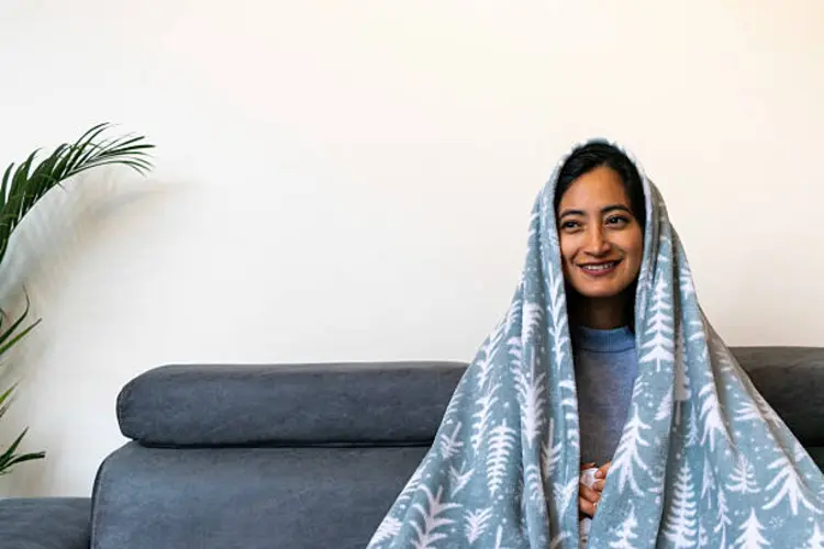 Sering Kedinginan Saat di Kantor? Selimut Hoodie Siap Menghangatkanmu!
