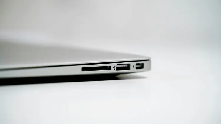 Laptop Makin Canggih Tapi Colokannya Makin Sedikit, Kok Bisa?