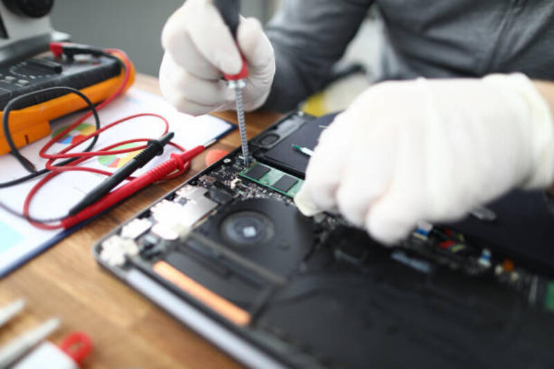 tangan laki-laki di sarung tangan pelindung putih memegang obeng - broken ssd potret stok, foto, & gambar bebas royalti