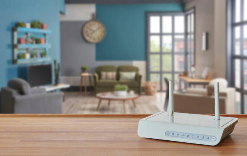 modem dan kotak router di atas meja dan konsep blur latar belakang ruang tamu. - router potret stok, foto, & gambar bebas royalti