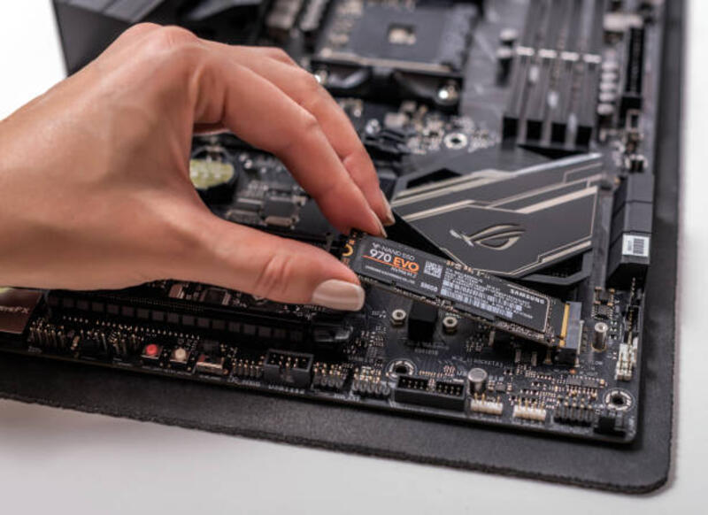 hard disk ssd m2 pada latar belakang motherboard. - ssd m2 potret stok, foto, & gambar bebas royalti
